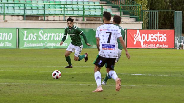 Dani García intenta llegar al balón