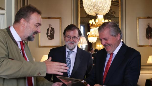 El archiduque Carlos de Habsburgo, el expresidente del Gobierno Mariano Rajoy y el exministro Íñigo Méndez de Vigo, ayer en Madrid