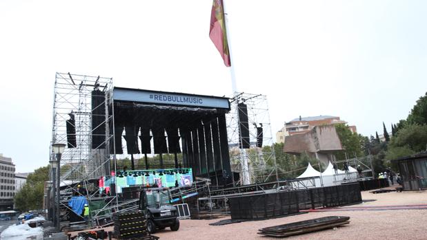 Los trabajos de montaje del escenario donde tendrá lugar la actuación