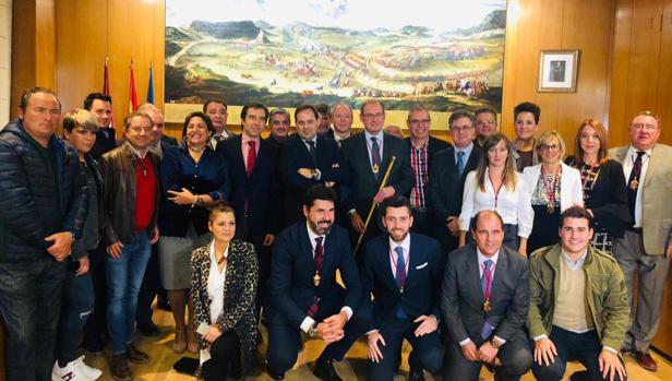 El nuevo alcalde, con el resto de concejales, Núñez y otros miembros del PP regional