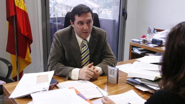 El juez decano en su «saturado» juzgado