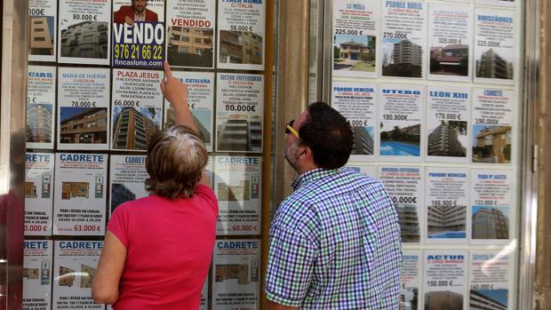 Escaparate de una agencia inmobiliaria