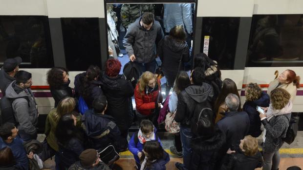Usuarios en un tren de Cercanías de Madrid