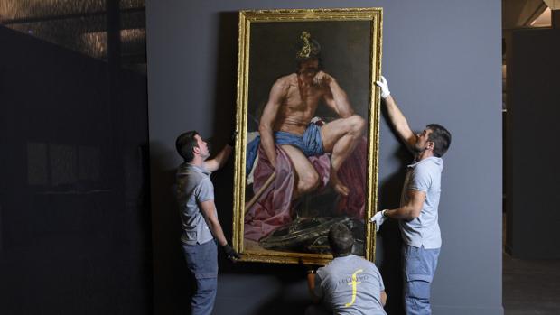 Un grupo de operarios colocal la obra «Marte», de Velázquez, en la sala de exposiciones