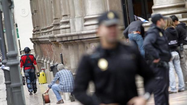 Agentes de la Policía Nacional en una intervención en las calles de Valencia