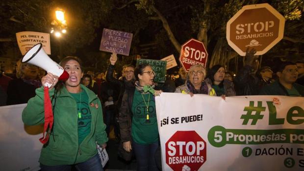 Cacerolada de un centenar de personas en Valencia en Cacerolada de un centenar de personas en Valencia en