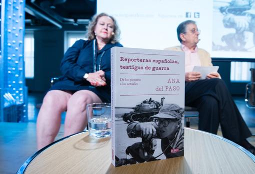 Ana del Paso, a la izquierda con su libro en primer plano