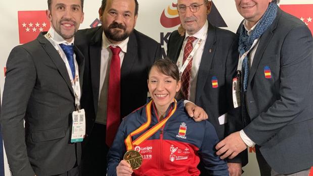 Isabel Fernández posa con su medalla junto a Juan Ramón Amores