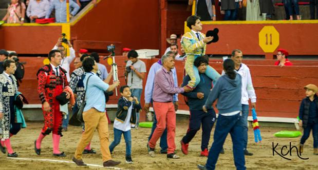 Álvaro Lorenzo, a hombros del bicentenario coso de Acho, en Lima (Perú)