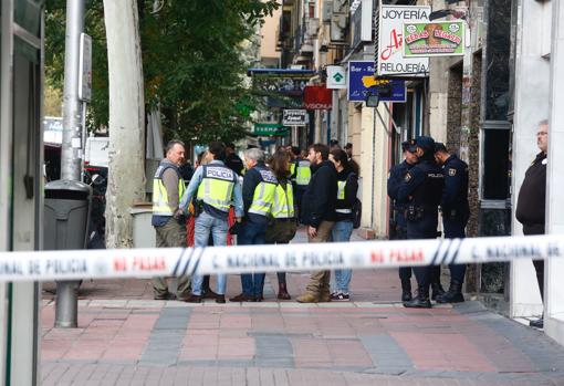 Cordón policial en Delicias, donde se están llevando a cabo los registros