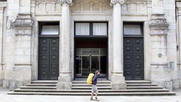 Fachada de la Facultad de Medicina en Santiago de Compostela