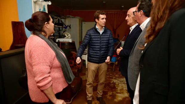 El presidente del PP, Pablo Casado, ha visitado la calle Triana de Lepe, que sufrió inundaciones