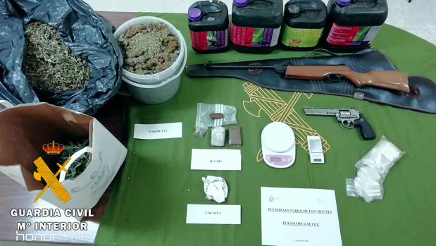 Drogas y armas intervenidas por la Guardia Civil