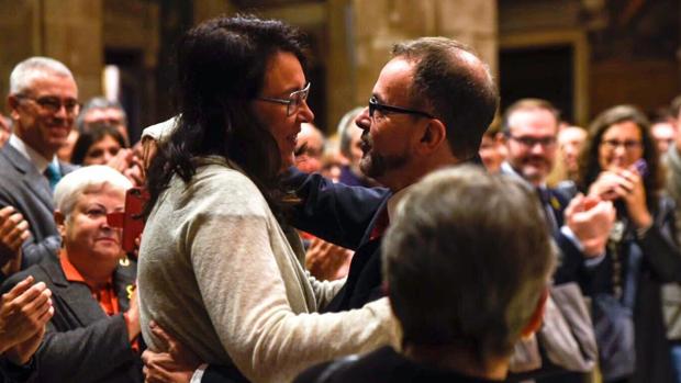 ALfred Bosch saluda a la esposa de Raül Romeva, exconsejero encarcelado, en la Generalitat