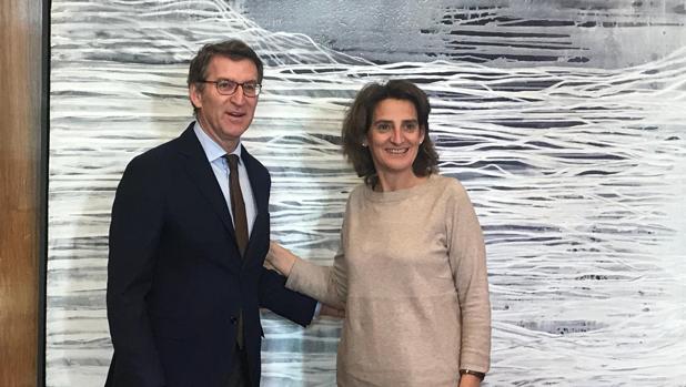 Núñez Feijóo y la ministra de Transición Ecológica, Teresa Ribera, este martes en la sede ministerial en Madrid
