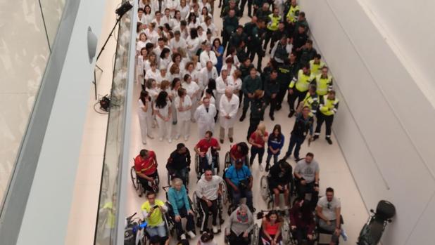 Sanitarios, pacientes y guardias civiles, en octubre, durante la elaboración del calendario