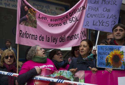 Familiares y vecinos se manifiestas para pedir un endurecimiento de las penas para los delitos más graves cometidos por menores