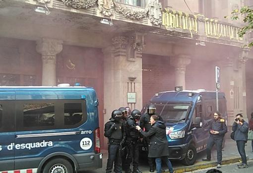 Protestas ante la sede de Economía