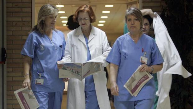 Personal sanitario en un centro hospitalario de Valencia