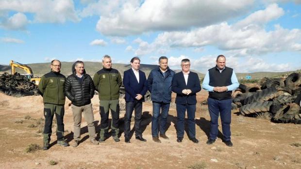 Políticos de la Junta y del Ayuntamiento se fotografían junto al depósito de neumáticos de Hellín