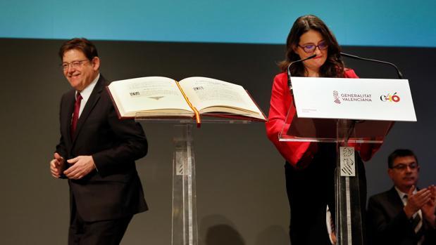 Ximo Puig y Mónica Oltra, durante el acto de celebración del 40 aniversario de la Constitución Española en Alicante