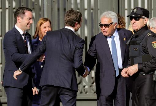 Felipe González saluda a Pablo Casado