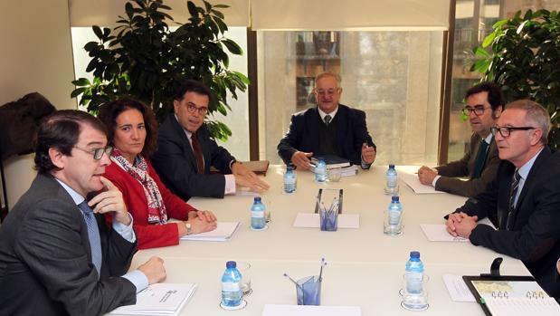 L La consejera de Cultura y Turismo, María Josefa García Cirac, y el alcalde de Salamanca, Alfonso Fernández Mañueco, se reúnen con el ministro de Cultura y Deporte, José Guirao