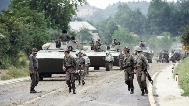 Soldados del Ejército yugoslavo, en la frontera de Eslovenia y Croacia el 3 de julio de 1991