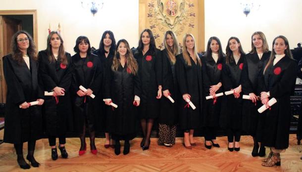 La docena de abogadas que este viernes ingresaron en el Colegio Oficial de Toledo