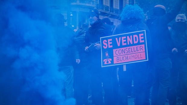 Varios agentes de Mossos d"Esquadra se manifiestan frente a la Consellería de Economía de la Generalitat para denunciar que este órgano politiza el cuerpo
