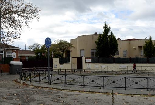 Entrada al lugar de trabajo de la agredida, en Leganés