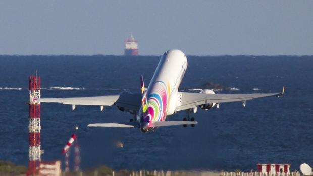 Un avion despegando en el Aeropuerto de Gran Canaria