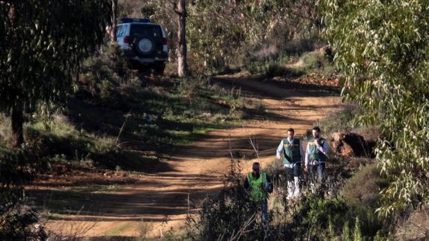 Efectivos de la Guardia Civil inspeccionan el paraje La Mimbrera en El Campillo (Huelva) donde se ha encontrado el cuerpo de la joven zamorana Laura Luelmo