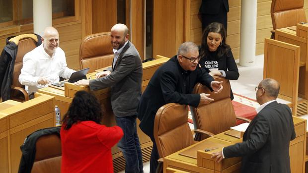 Diputados de En Marea y el diputado socialista Abel Losada (d) dialogan antes del pleno