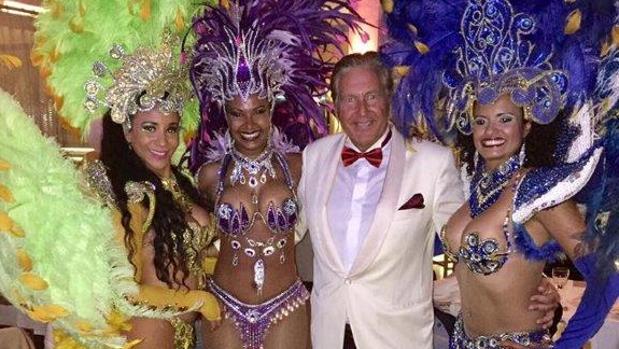 Antonio Pleguezuelos junto a unas bailarinas