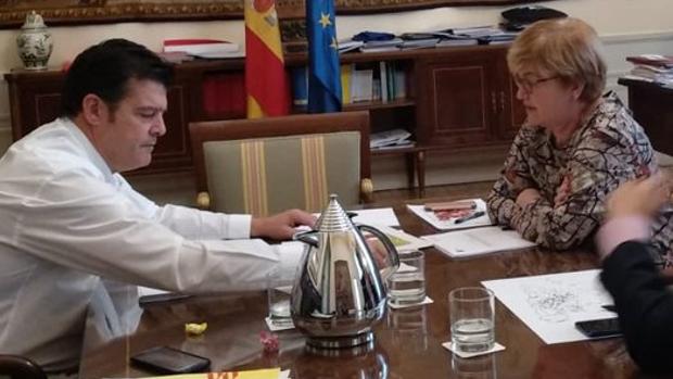El comisionado aragonés contra la despolbación, Javier Allué, junto a la responsable estatal Isaura Leal