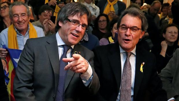 Artur Mas, junto a Carles Puigdemont, en un acto en Bruselas