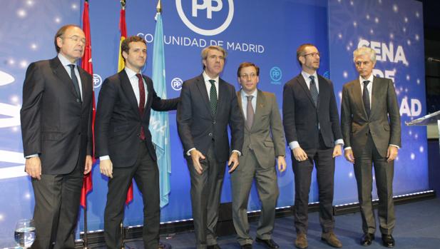 De izq. a dcha, García-Escudero, Casado, Garrido, Martínez-Almeida, Maroto y Suárz en la cena de Navidad del PP