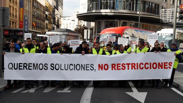 Protesta de conductores de autobuses discrecionales en la Gran Vía el 27 de diciembre de 2018