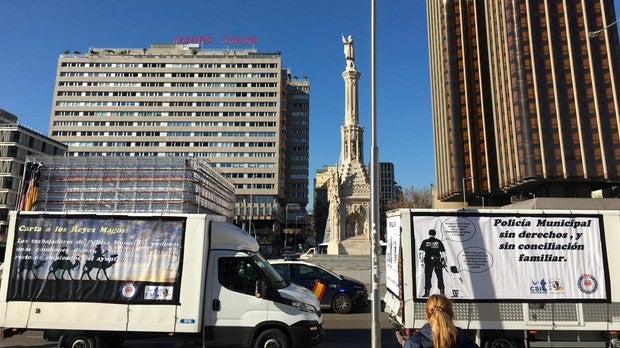 Los dos camiones reivindicativos de la Policía Municipal, ayer, a su paso por la plaza de Colón