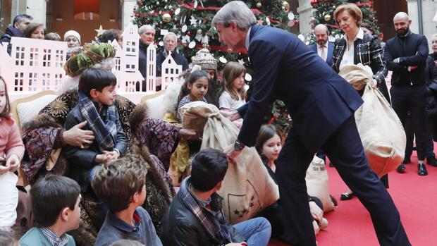 Ángel Garrido, llevando sacos de peticiones de los niños a los Reyes Magos
