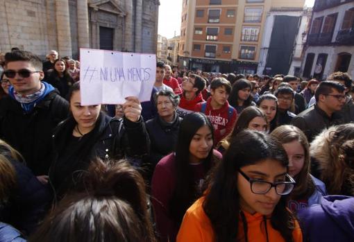 Una joven con una pancarta durante la concentración
