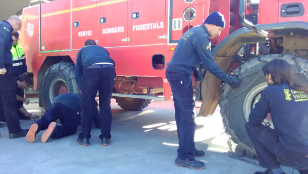 Bomberos forestales colocan cadenas en sus vehículos, este jueves en Castellón