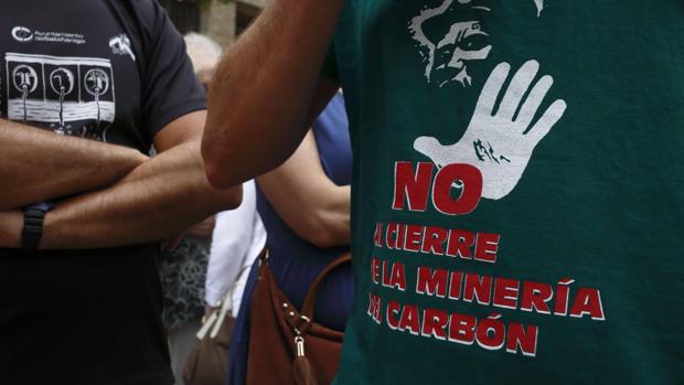 Camisetas reivindicativas durante una manifestación contra el fin del carbón y de la térmica de Andorra