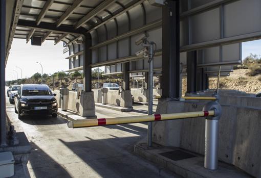 Un coche encara la barrera del aparcamiento de Barajas