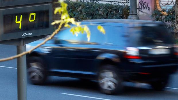 Detalle de un termómetro que marca 4 grados centígrados en el centro de Valencia este viernes