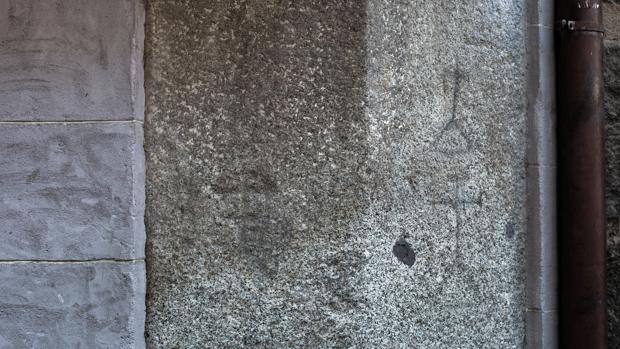 Grafitos encontrados en la calle Santo Tomé de la capital