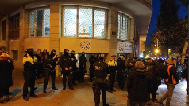 Despliegue policial en una imagen difundida por la CUP