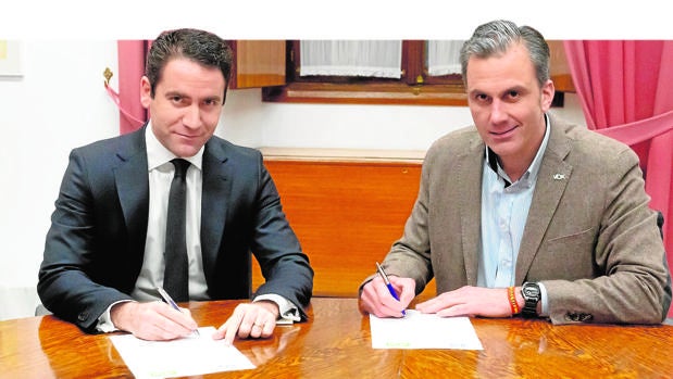 Teodoro García Egea y Javier Ortega, en la reunión en la que acordaron la Mesa del Parlamento andaluz
