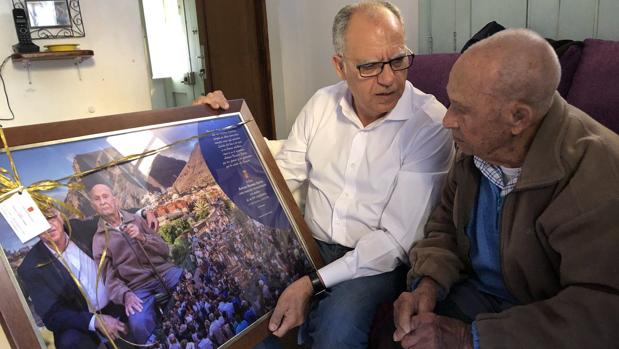 Casimiro Curbelo con Antonio Navarro Santos, vecino de Valle Gran Rey, al cumplir 104 años el pasado diciembre